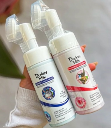 فوم شستشوبراش دار صورت  شیر الاغ قرمز رنگ